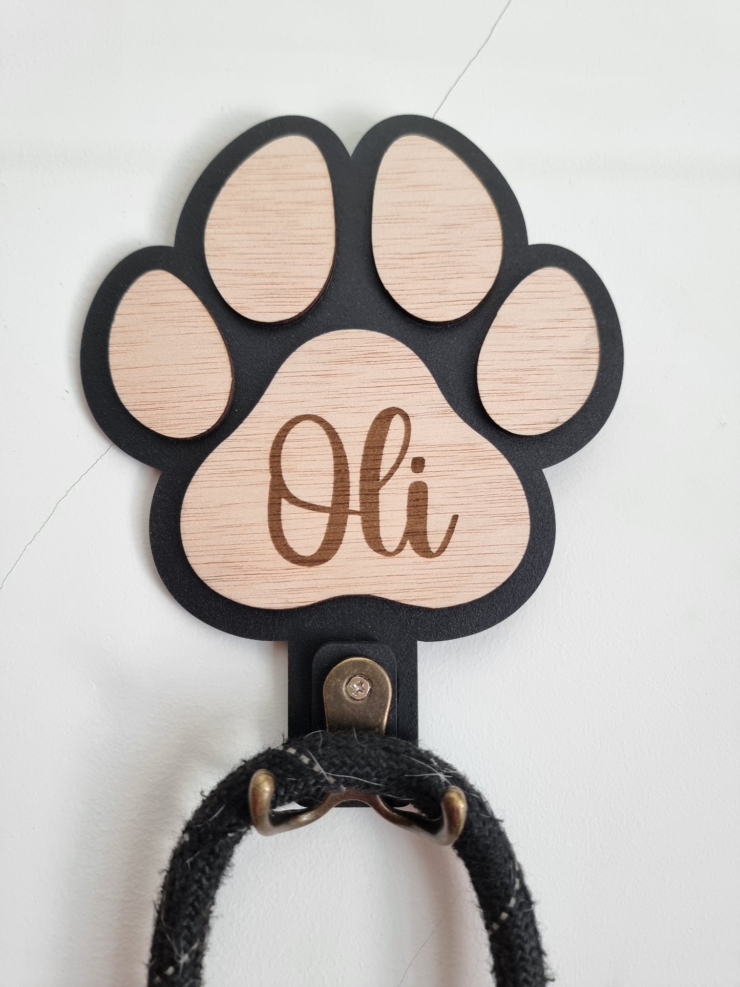 Suporte de Trela em Madeira – Personalizado com Nome do Pet