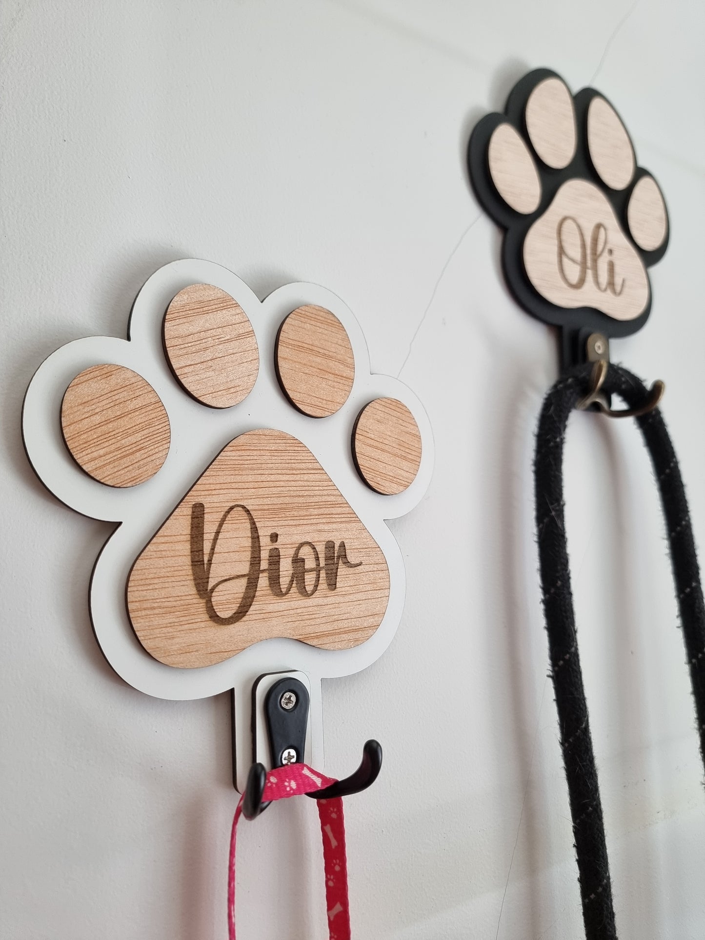 Suporte de Trela em Madeira – Personalizado com Nome do Pet