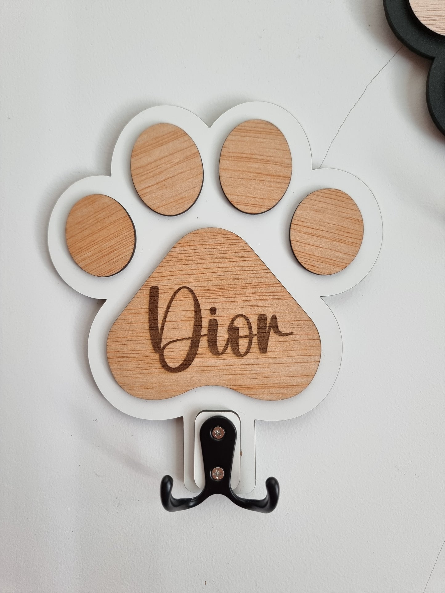 Suporte de Trela em Madeira – Personalizado com Nome do Pet