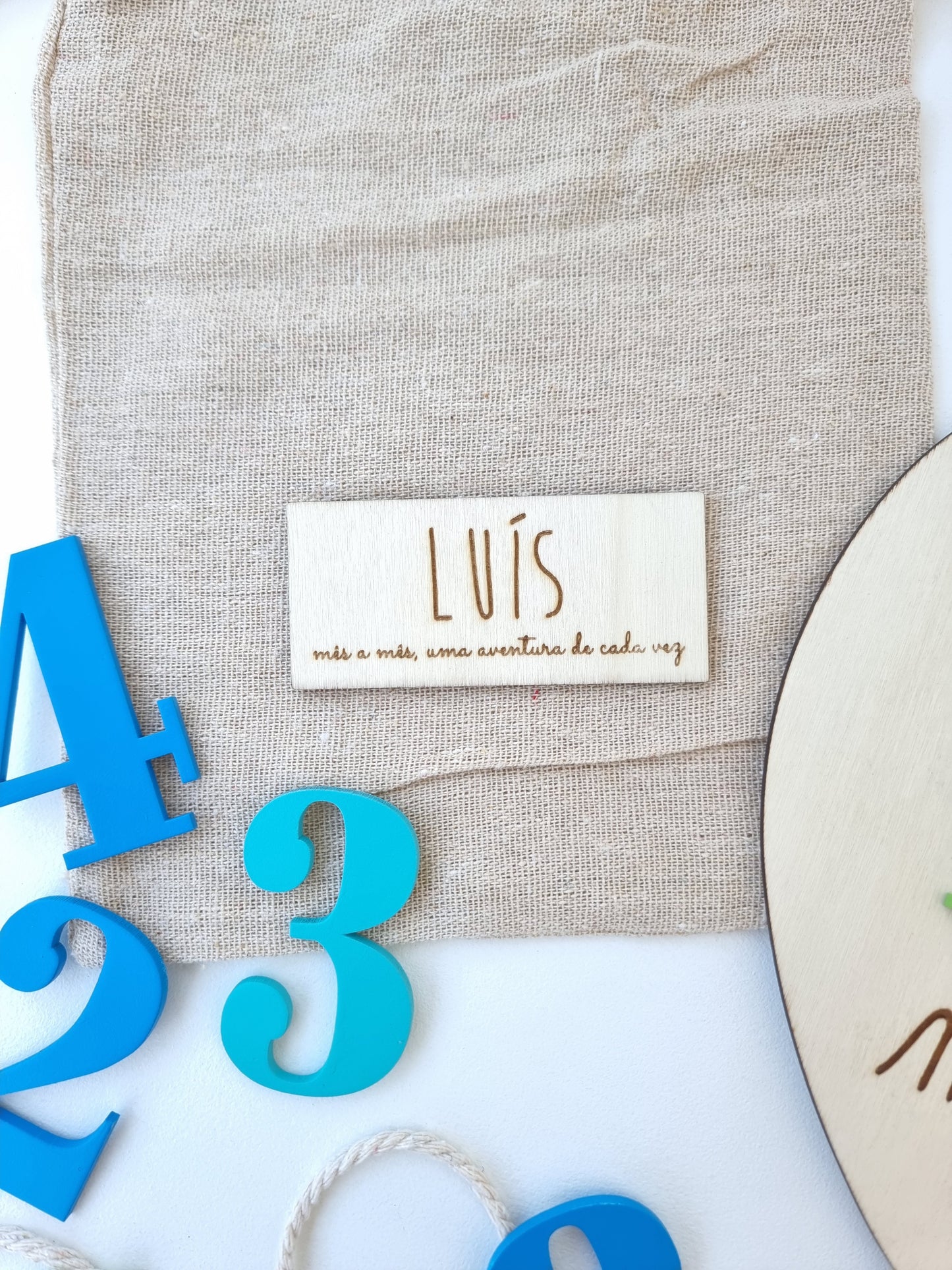 Balão de Madeira Personalizado – Marcador de Meses