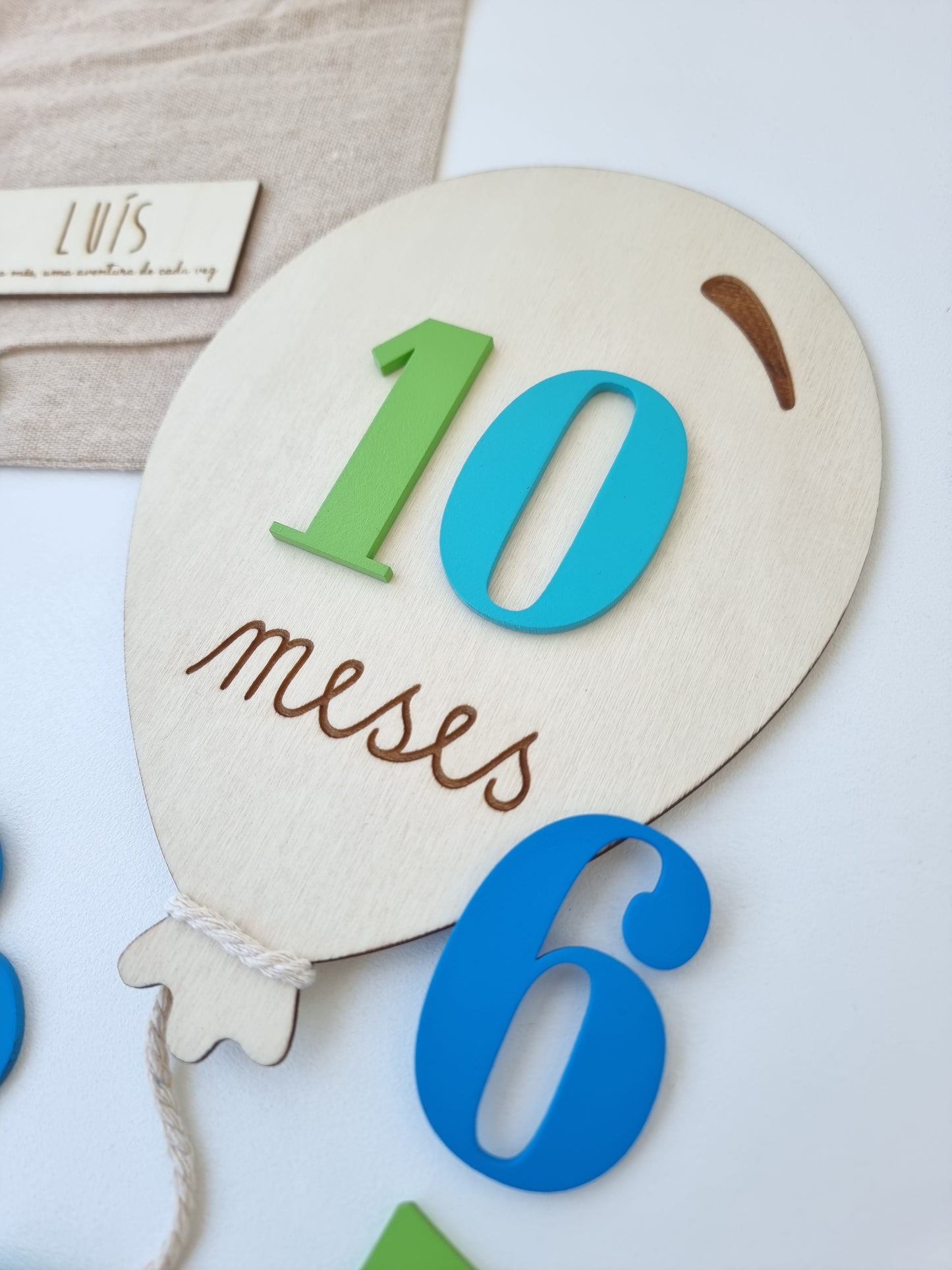 Balão de Madeira Personalizado – Marcador de Meses