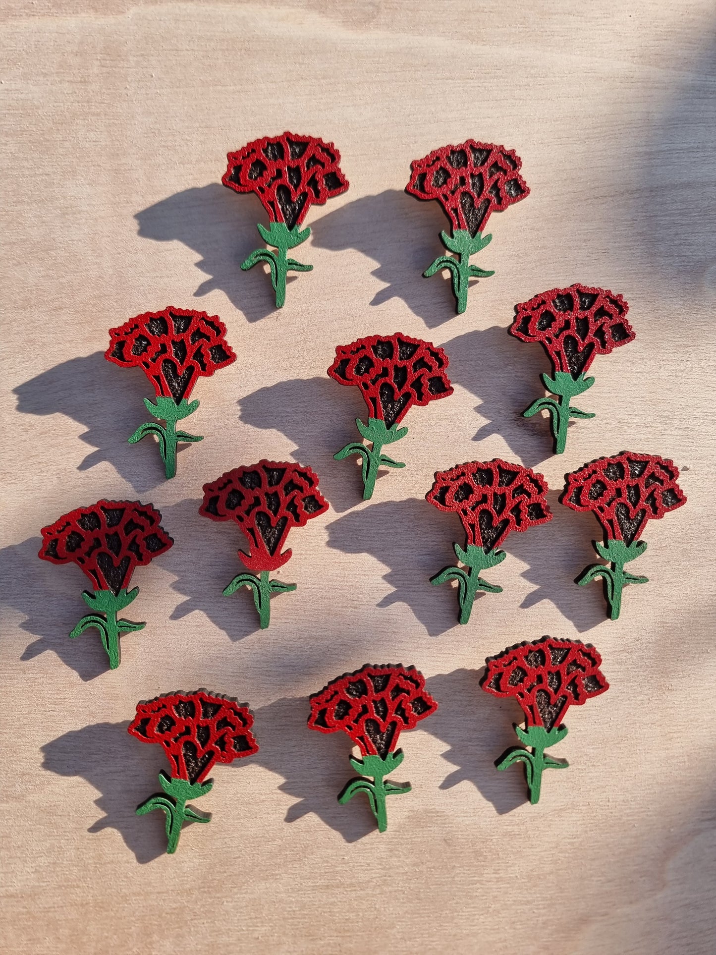 Pin Cravo 25 Abril em Madeira – Pintado à Mão