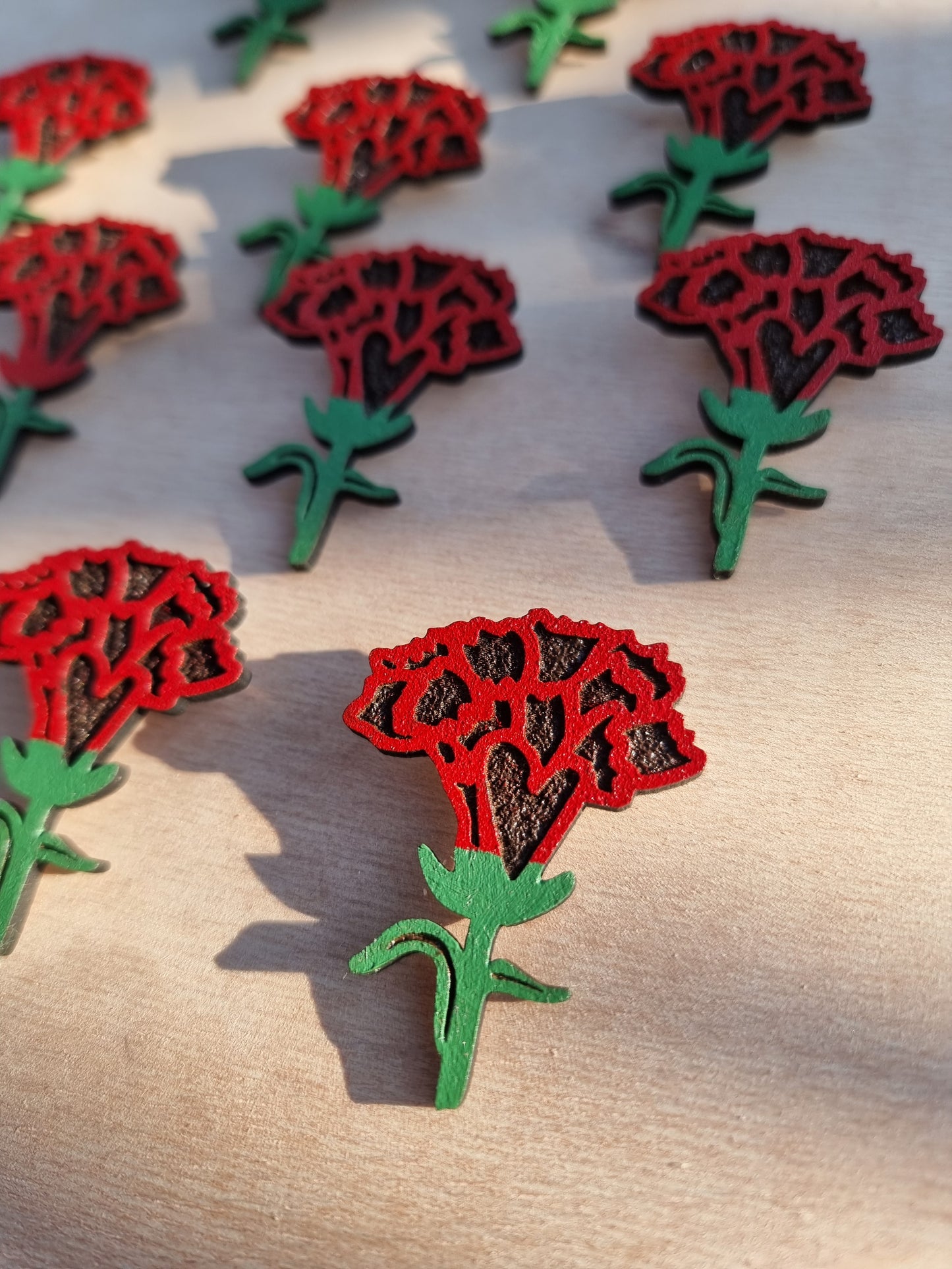 Pin Cravo 25 Abril em Madeira – Pintado à Mão