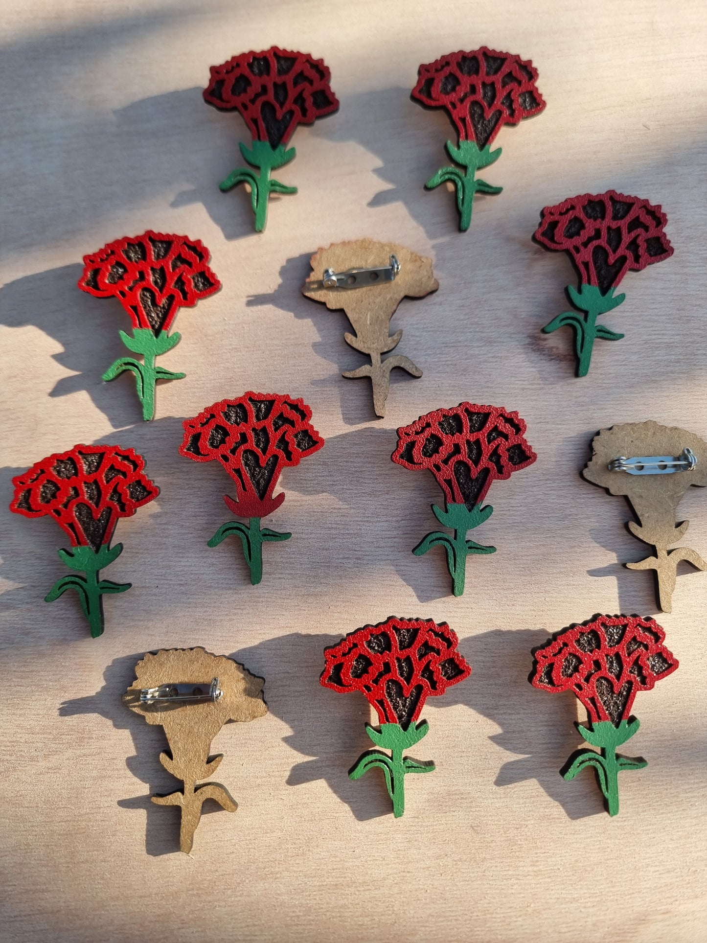 Pin Cravo 25 Abril em Madeira – Pintado à Mão