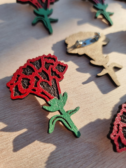 Pin Cravo 25 Abril em Madeira – Pintado à Mão