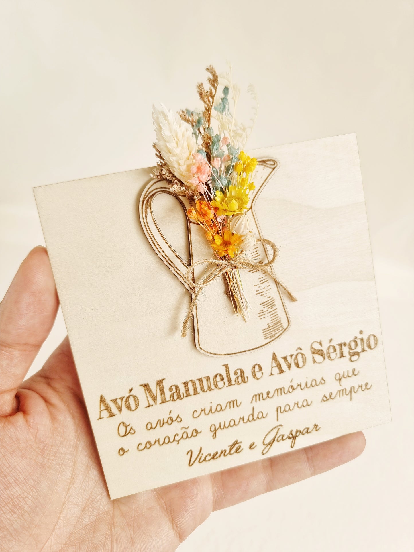 Jarra com flores secas