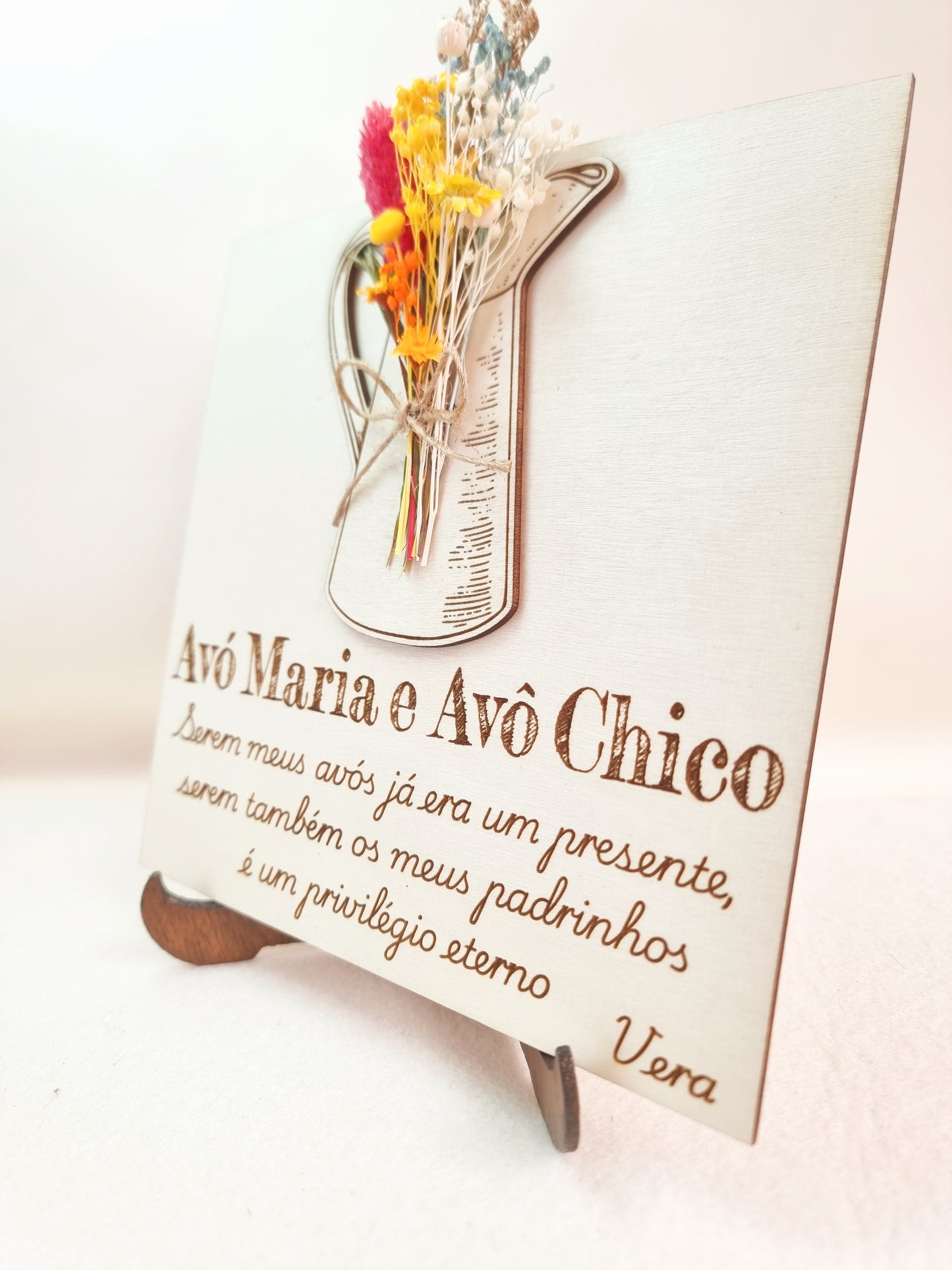 Jarra com flores secas